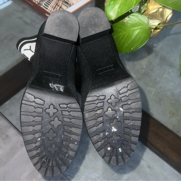 DKNY Women's Black Tessa Knitted Monogram Ship on Platform Heel Ankle Boots - Picture 8 of 13